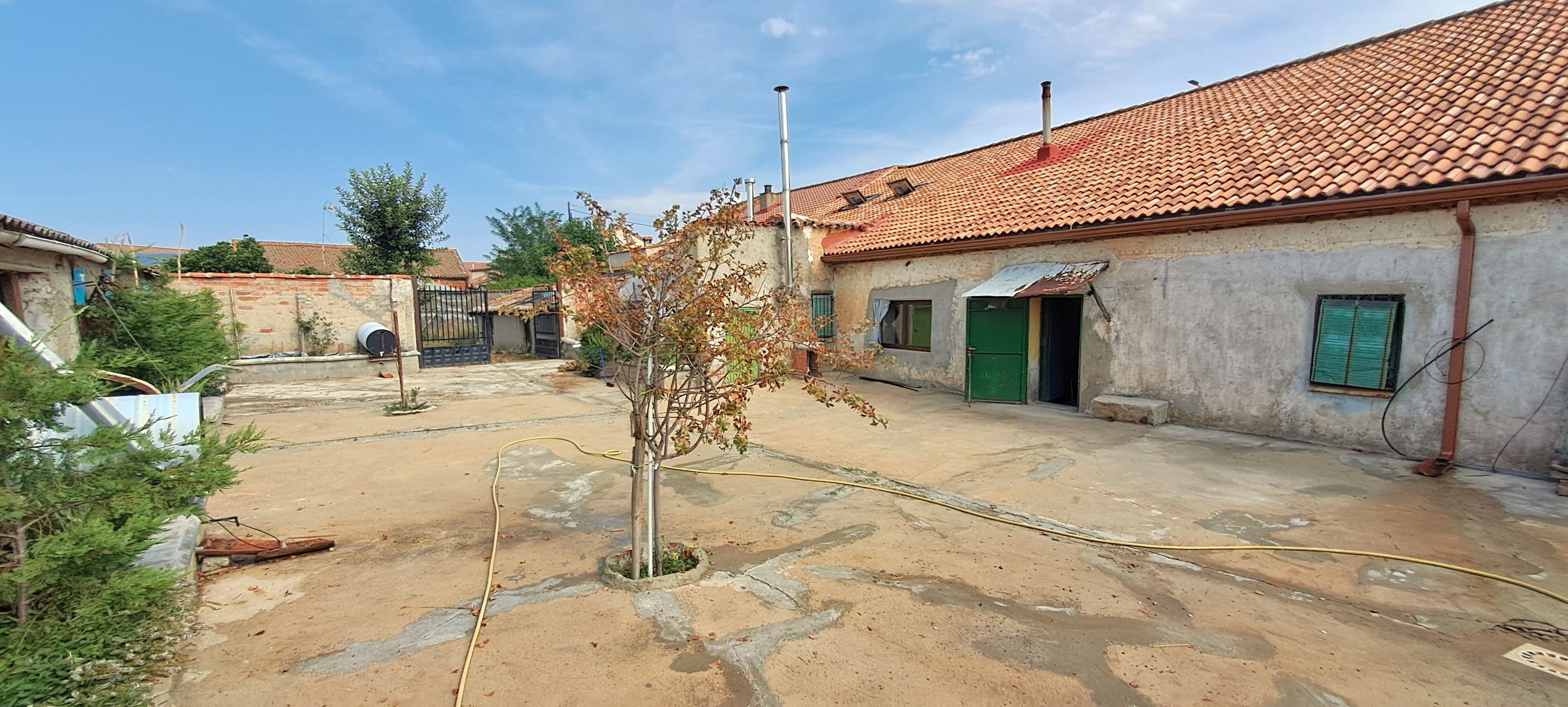 Vista exterior de Finca rústica en venda en Labajos amb Calefacció, Jardí privat i Traster