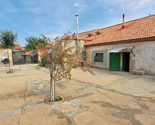 Vista exterior de Finca rústica en venda en Labajos amb Calefacció, Jardí privat i Traster