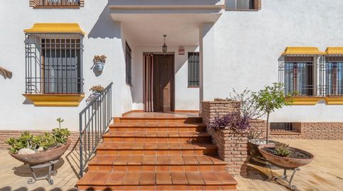 Impresionante chalet dividido en dos viviendas con piscina y zona ajardinadas !!
