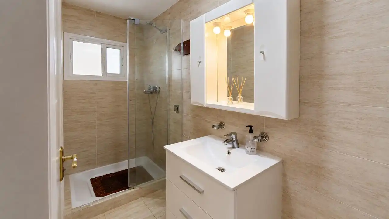 Badezimmer von Wohnung zur Miete in Benalmádena mit Schwimmbad und Möbliert