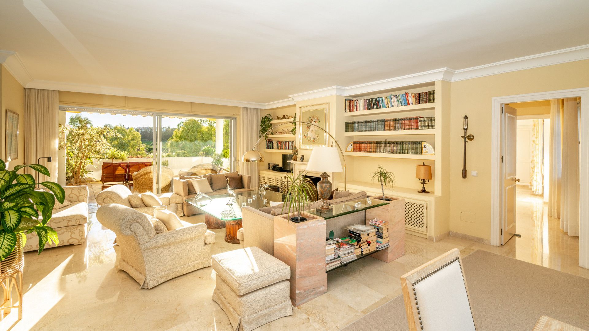 Sala d'estar de Apartament en venda en Marbella amb Aire condicionat, Terrassa i Piscina