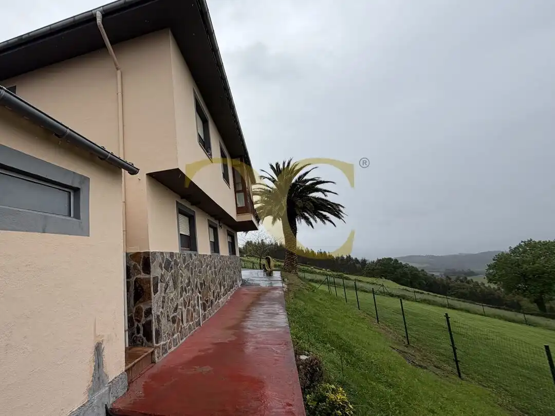 Vista exterior de Casa o xalet en venda en Navia amb Calefacció, Jardí privat i Traster