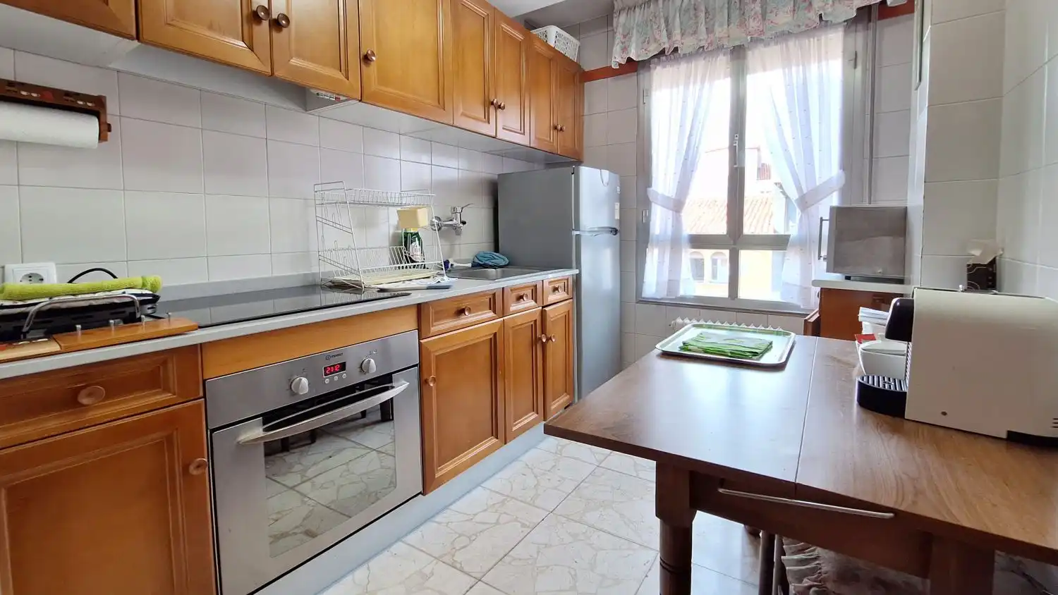 Cocina de Piso de alquiler en Oviedo  con Calefacción, Parquet y Amueblado