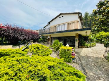 Detached house with balcony for sale in Avinguda Catalunya