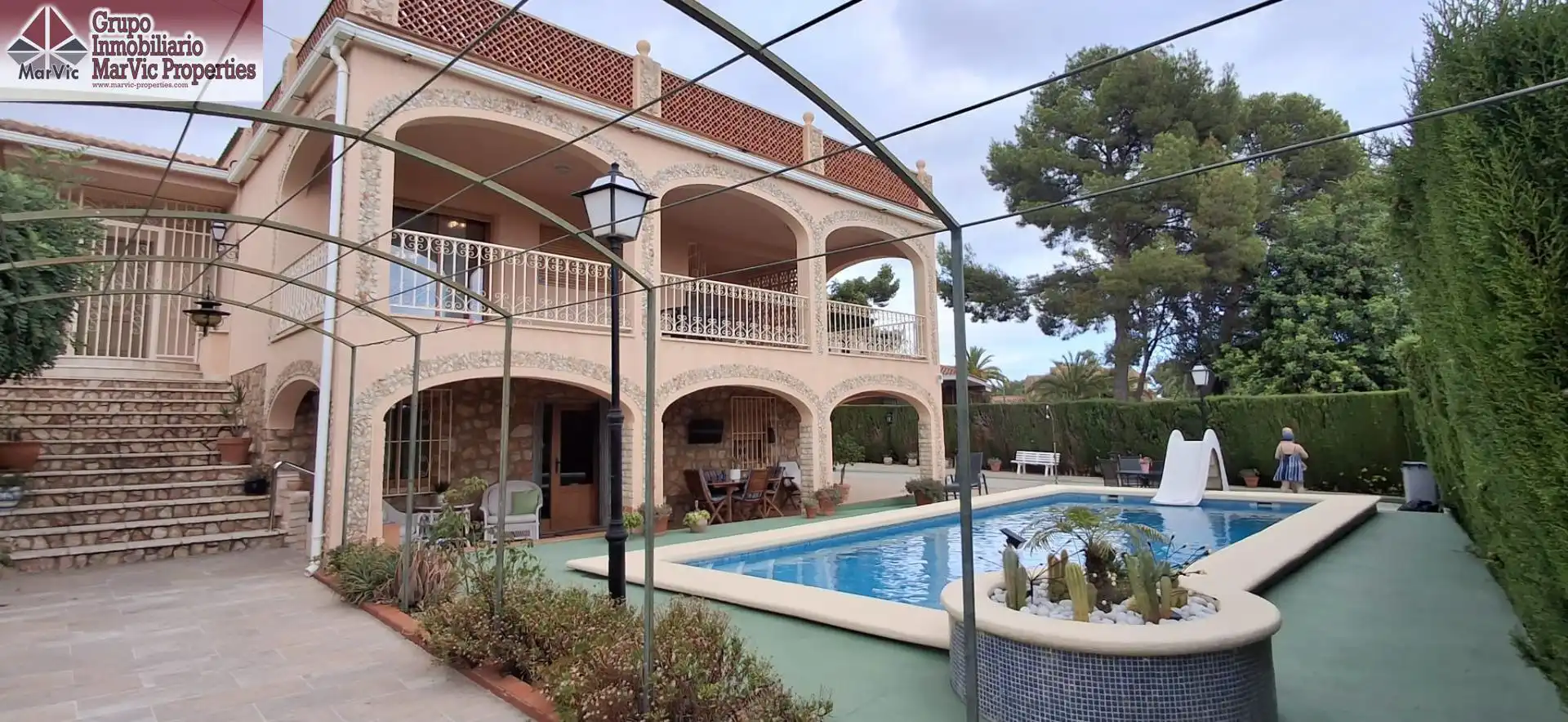 Piscina de Casa o xalet en venda en Benidorm amb Aire condicionat, Jardí privat i Terrassa
