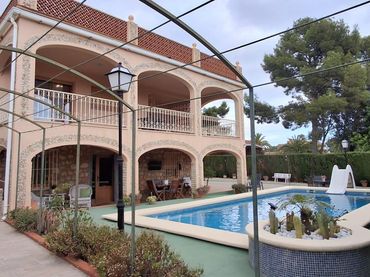 Chalet con balcón en venta en Urbanizaciones