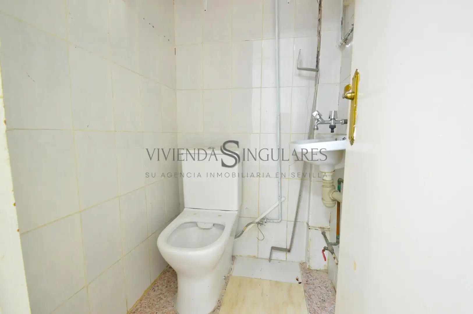 Baño de Local en venta en Sevilla con Aire acondicionado