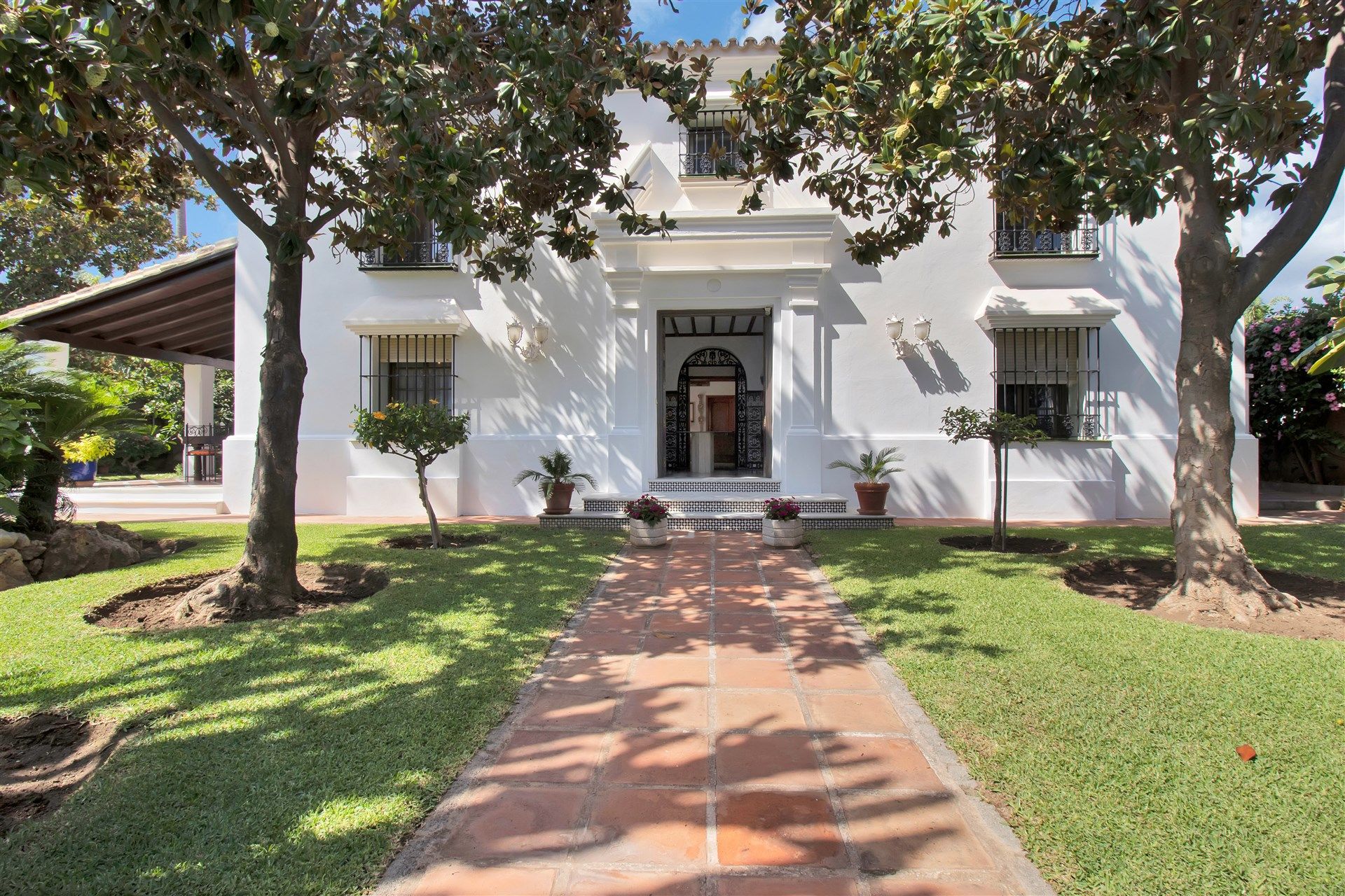 Exterior view of House or chalet for sale in Marbella  with Private garden and Terrace