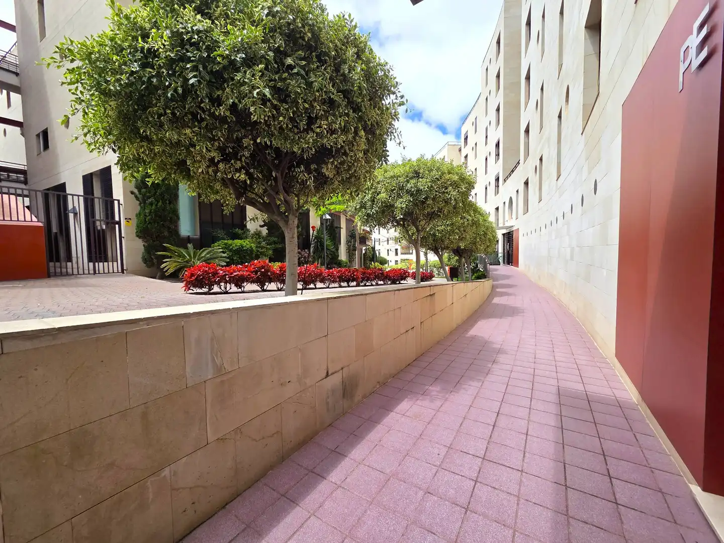 Außenansicht von Wohnung zur Miete in Las Palmas de Gran Canaria mit Privatgarten, Abstellraum und Möbliert