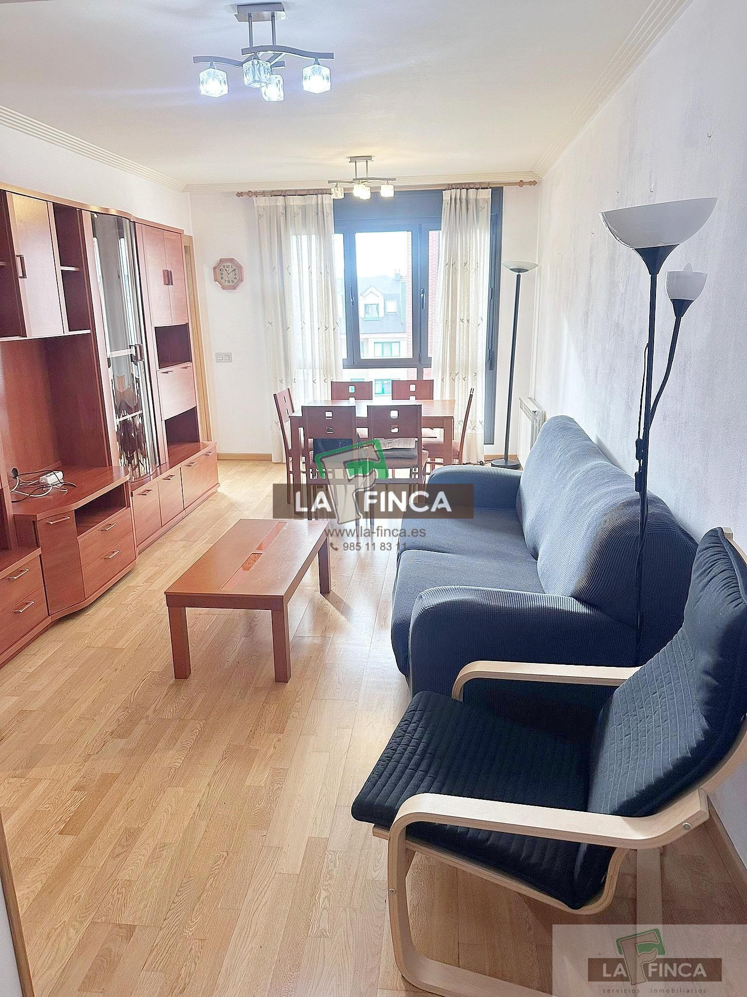 Sala d'estar de Pis en venda en Oviedo  amb Calefacció, Parquet i Traster