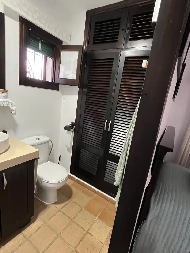 Bany de Casa o xalet en venda en Chiclana de la Frontera amb Jardí privat, Moblat i Piscina comunitària