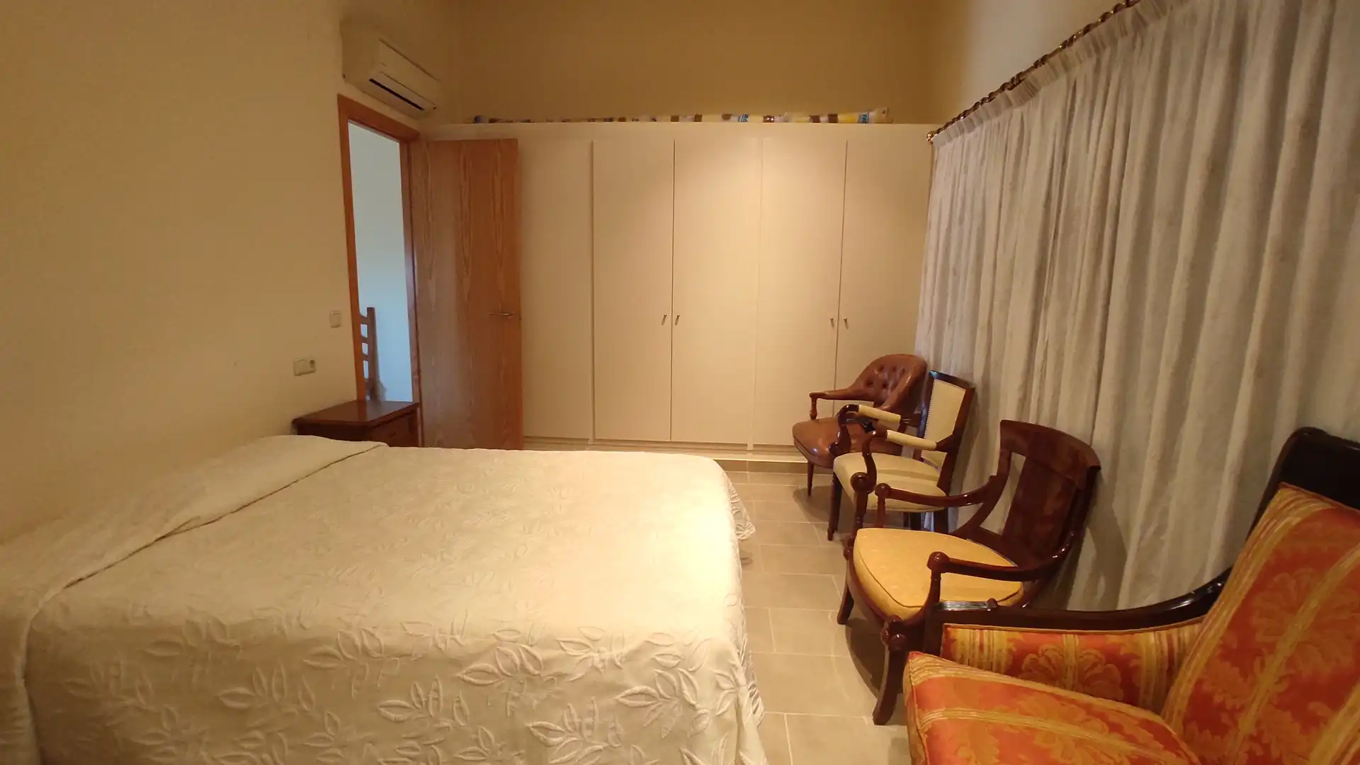 Schlafzimmer von Country house zum Verkauf in Roda de Berà mit Klimaanlage, Heizung und Privatgarten