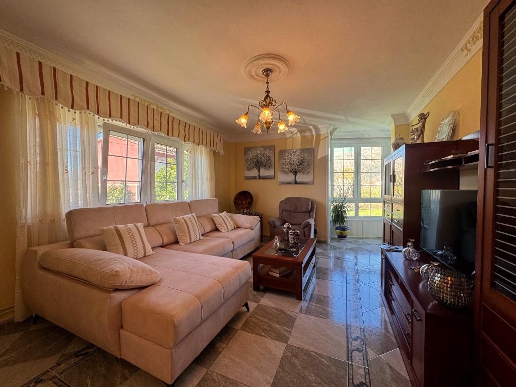 Sala d'estar de Casa o xalet en venda en San Felices de Buelna amb Calefacció, Jardí privat i Terrassa