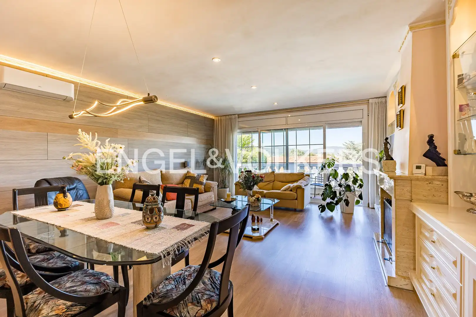 Sala de estar de Casa o chalet en venta en Esparreguera con Aire acondicionado, Calefacción y Jardín privado
