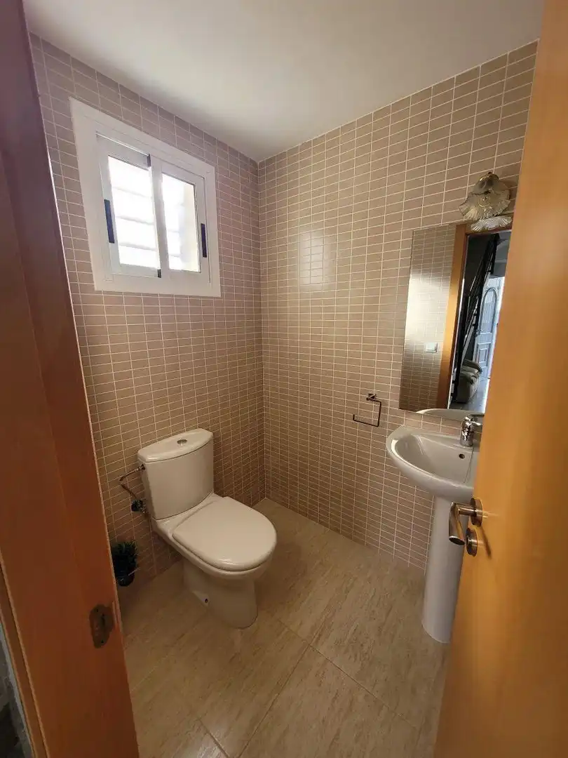 Baño de Casa adosada en venta en Almazora / Almassora con Aire acondicionado, Terraza y Balcón