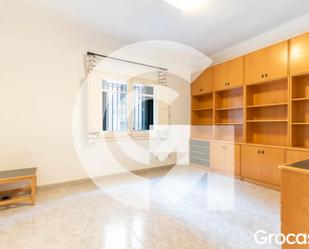 Sala d'estar de Casa o xalet en venda en Sant Feliu de Llobregat amb Aire condicionat, Calefacció i Jardí privat