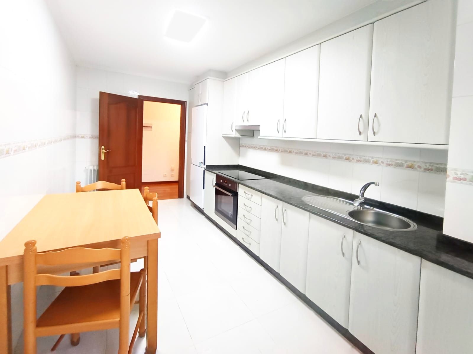 Cuina de Pis de lloguer en Pontevedra Capital  amb Calefacció, Traster i Balcó