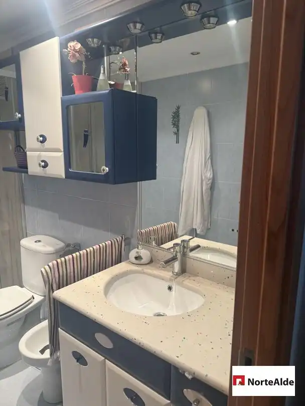 Badezimmer von Wohnung zum Verkauf in Barakaldo  mit Heizung, Privatgarten und Abstellraum