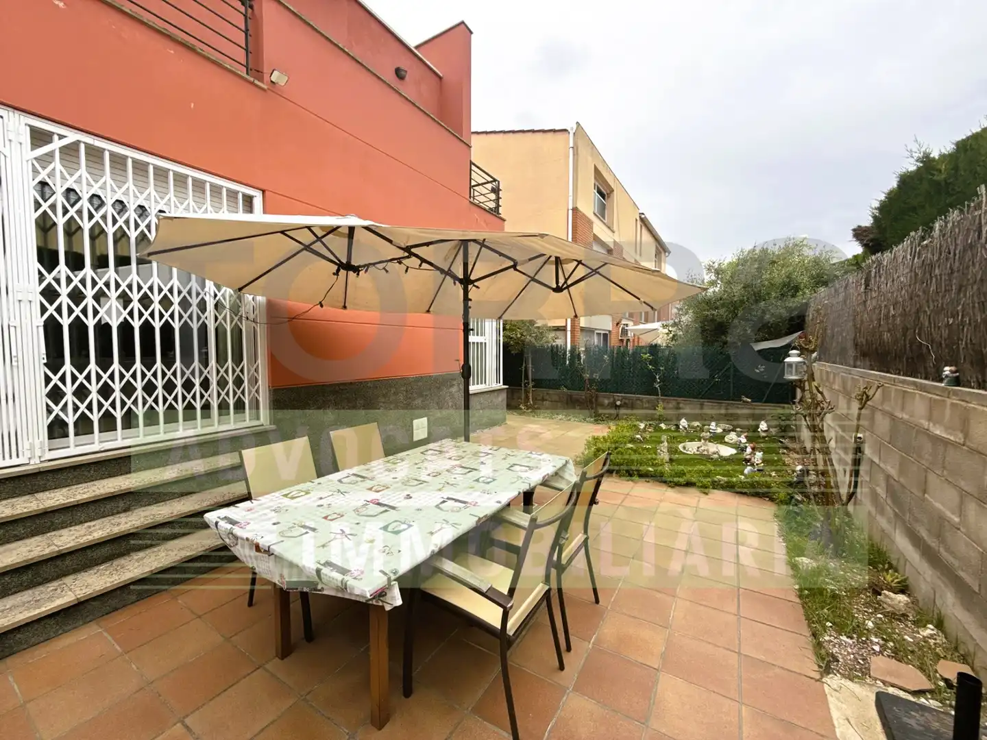 Casa pareada con terraza en venta en Carrer de Josep Tarradellas