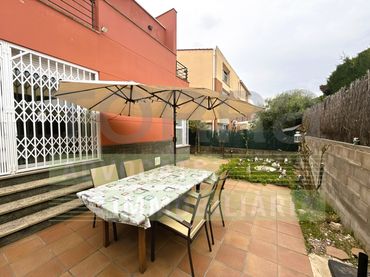 Casa bifamiliare con balcone in vendita a Carrer de Josep Tarradellas