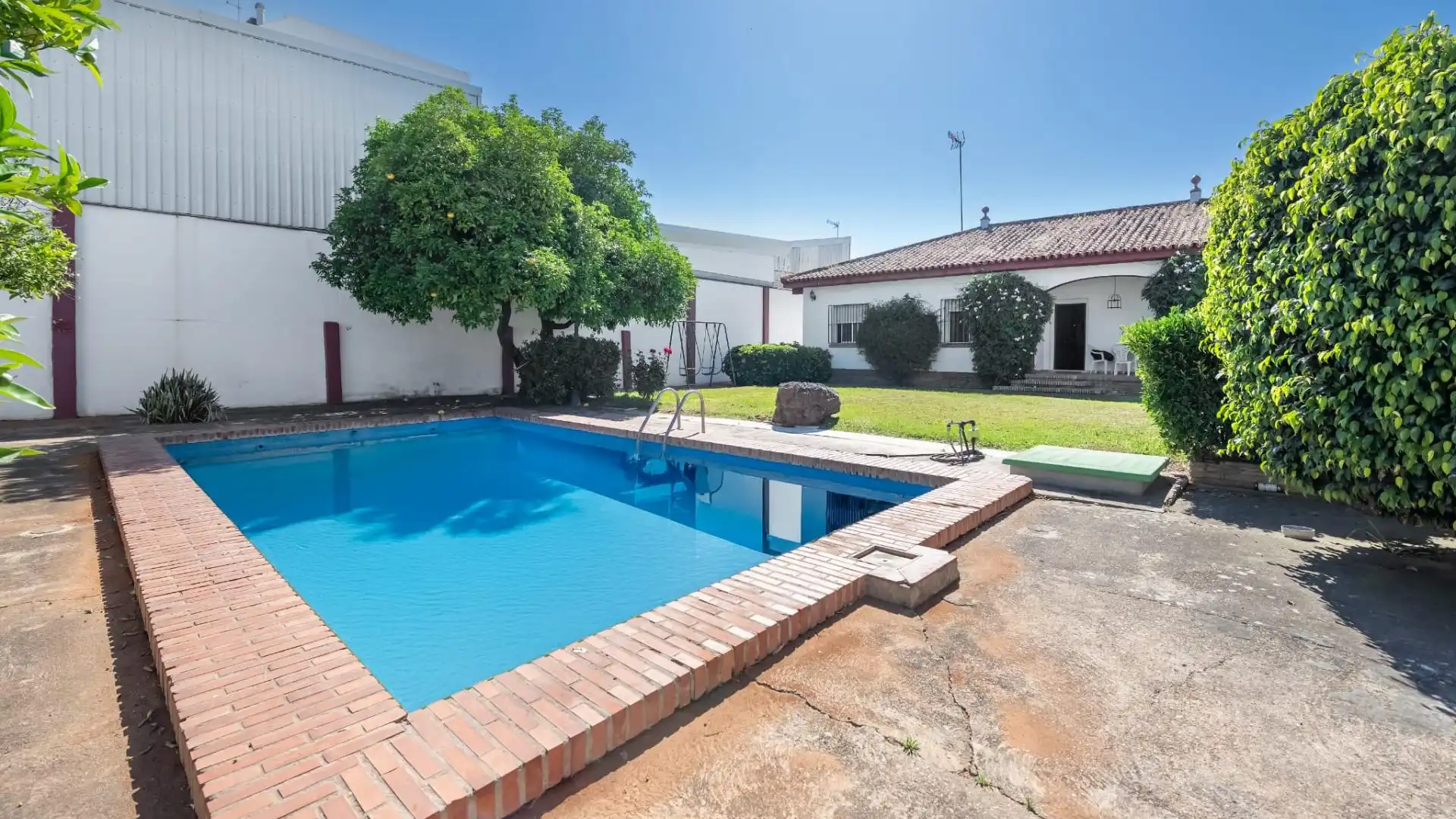 Piscina de Casa o xalet en venda en Dos Hermanas amb Jardí privat, Terrassa i Piscina