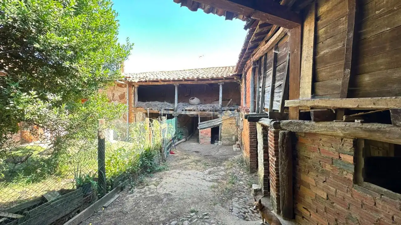 Vista exterior de Finca rústica en venda en Chozas de Abajo amb Calefacció, Jardí privat i Moblat