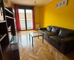 Sala d'estar de Apartament en venda en  Madrid Capital amb Aire condicionat, Calefacció i Jardí privat