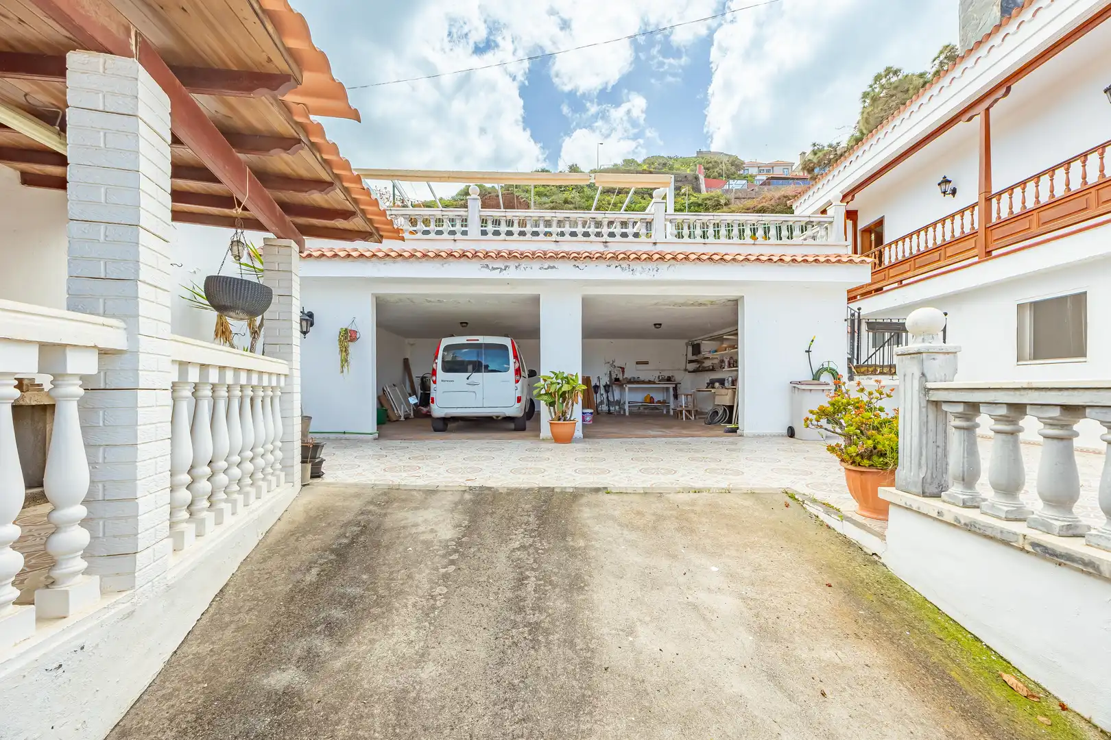 Vista exterior de Casa o xalet en venda en Las Palmas de Gran Canaria amb Aire condicionat, Jardí privat i Terrassa