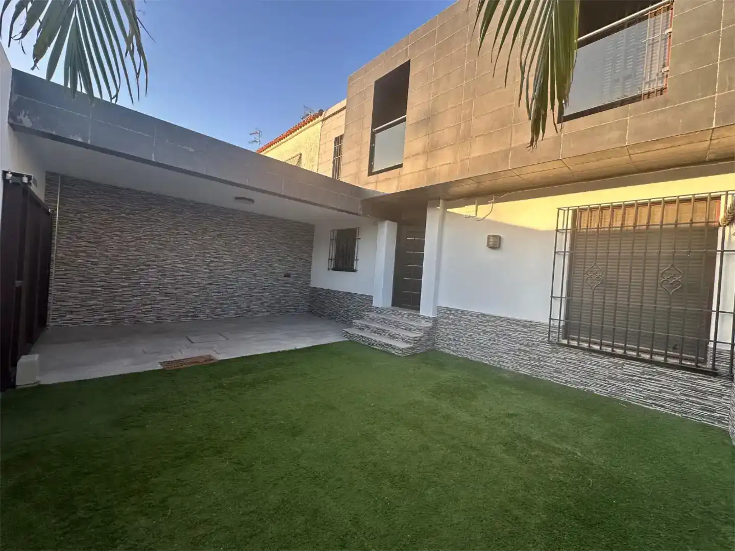 Vista exterior de Casa o xalet en venda en Dos Hermanas amb Aire condicionat, Jardí privat i Traster