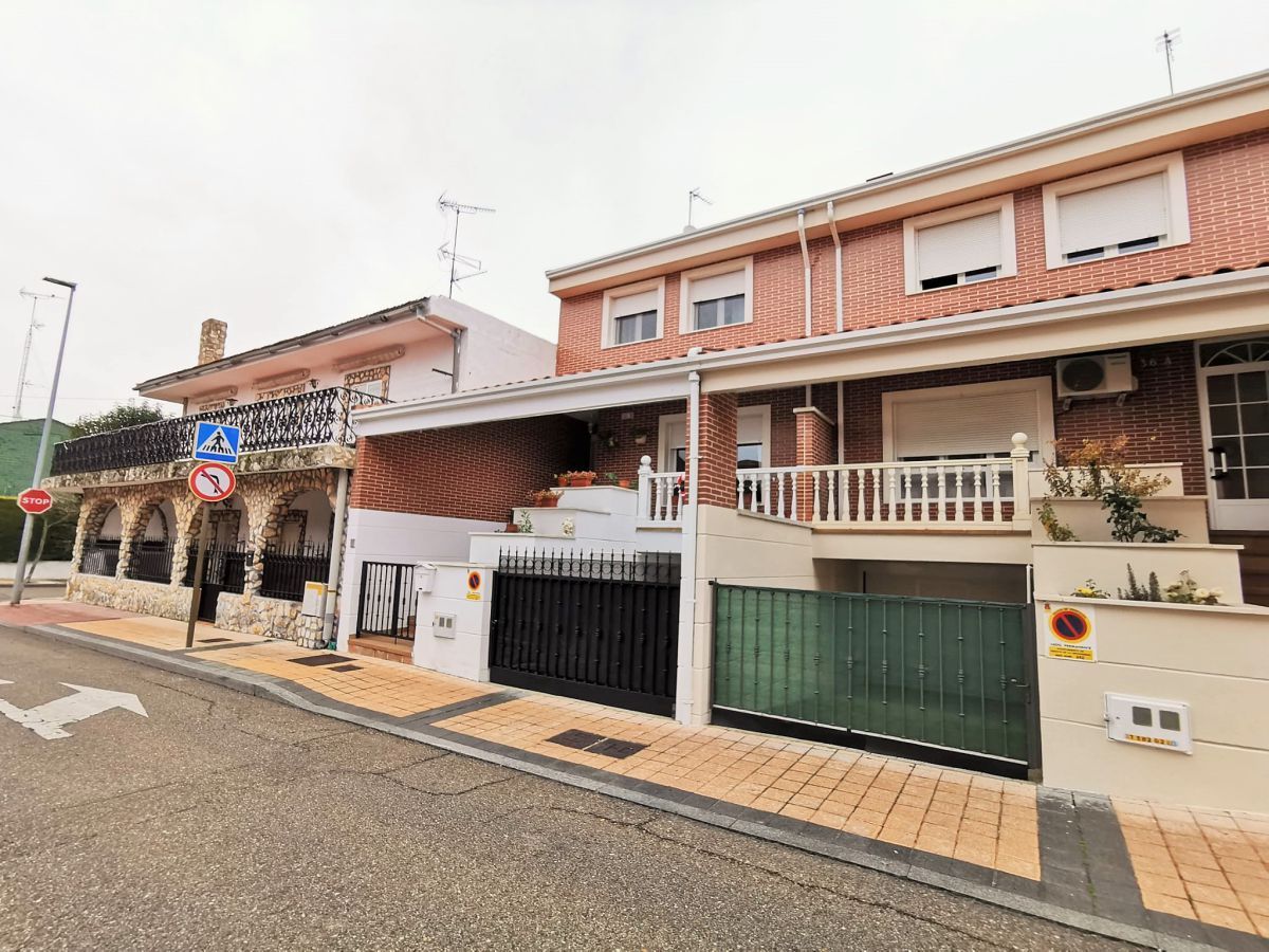 Vista exterior de Casa o xalet en venda en Arroyo de la Encomienda amb Jardí privat i Terrassa