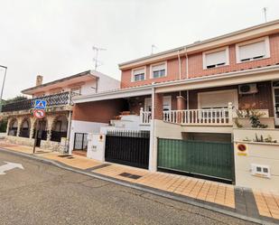 Vista exterior de Casa o xalet en venda en Arroyo de la Encomienda amb Jardí privat i Terrassa