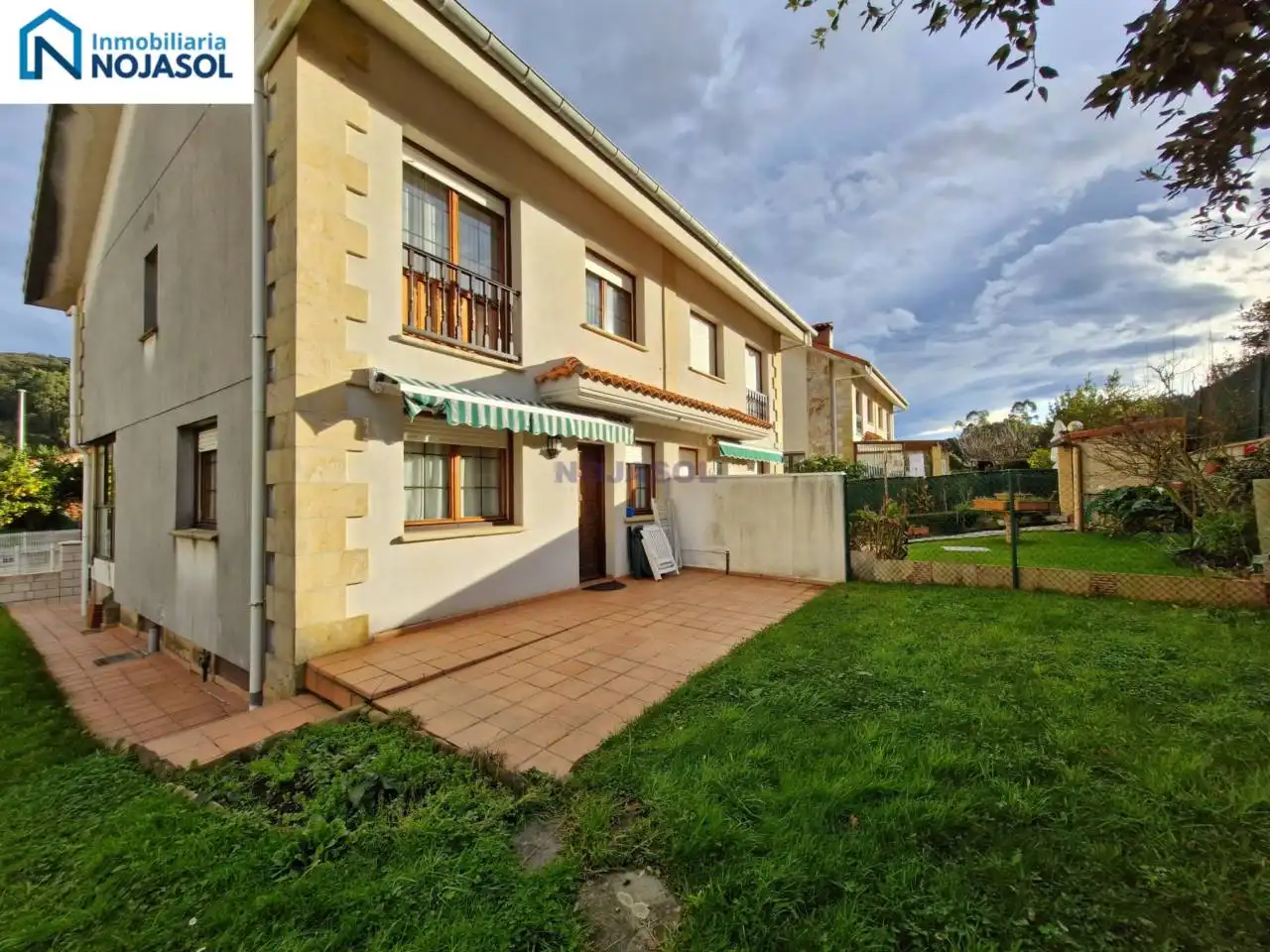 Außenansicht von Einfamilien-Reihenhaus zum Verkauf in Argoños  mit Heizung, Privatgarten und Terrasse
