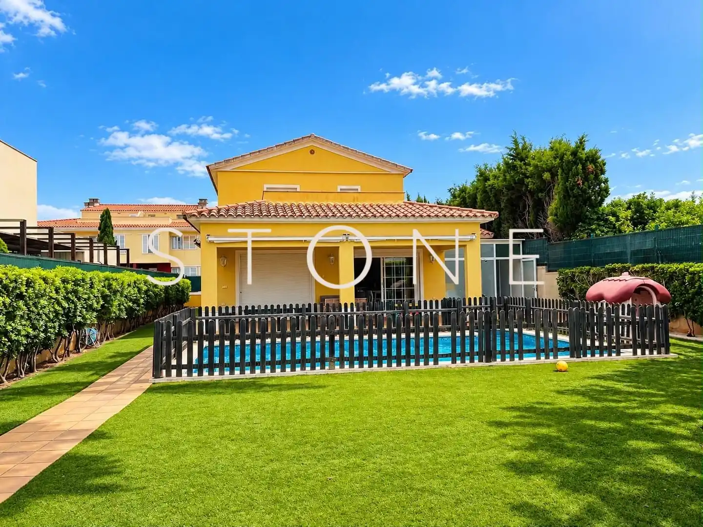 Casa amb piscina en venda a Llucmaçanes