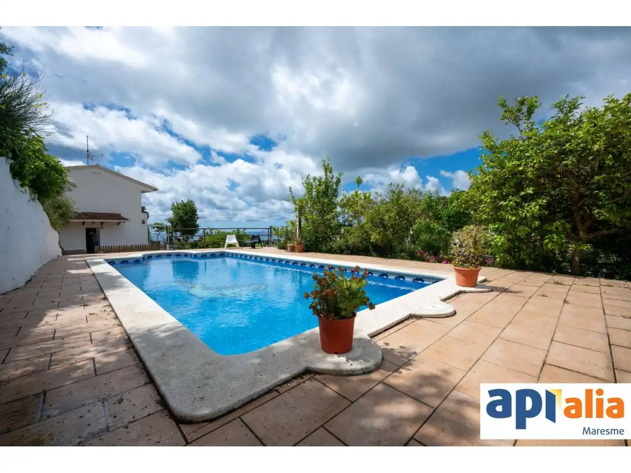 Casa amb piscina en venda a Calle Pirineos 16