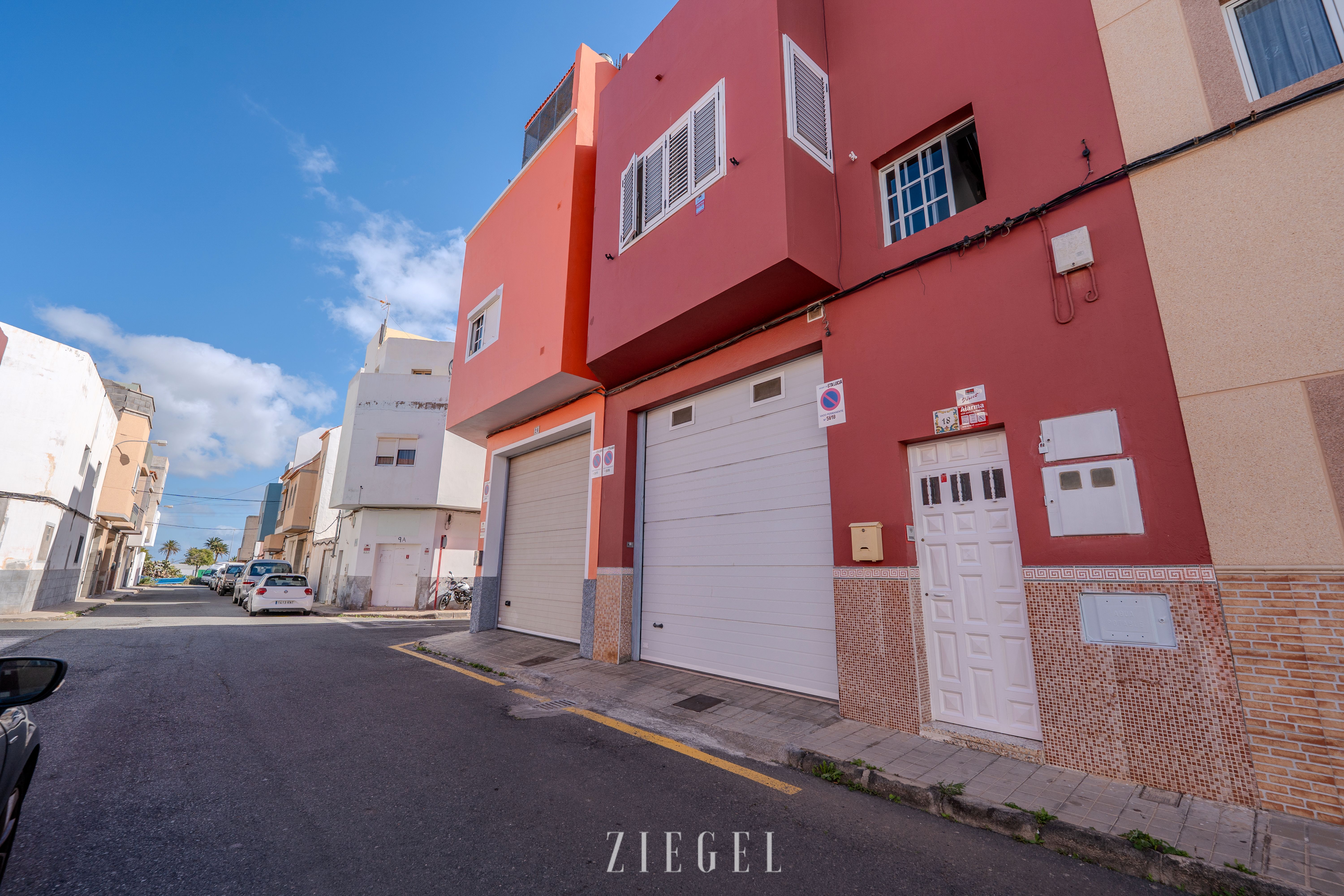 Exterior view of House or chalet for sale in Santa Lucía de Tirajana  with Air Conditioner and Terrace