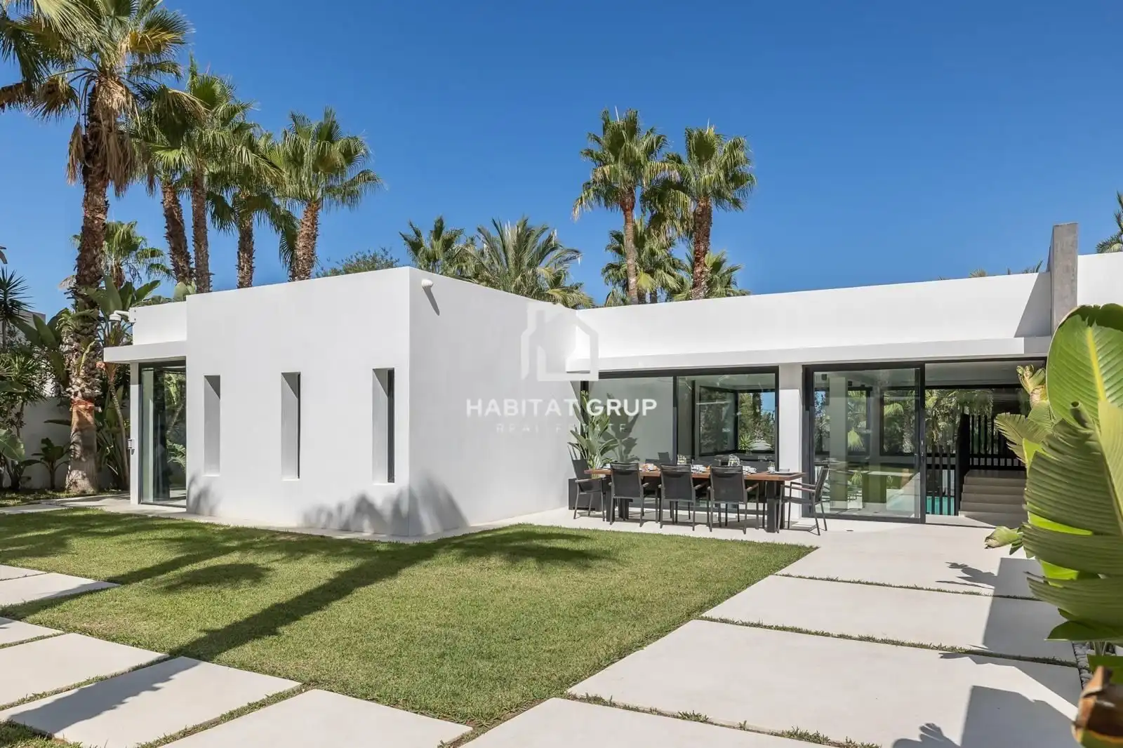 Vista exterior de Casa o xalet de lloguer en Eivissa amb Aire condicionat, Calefacció i Jardí privat