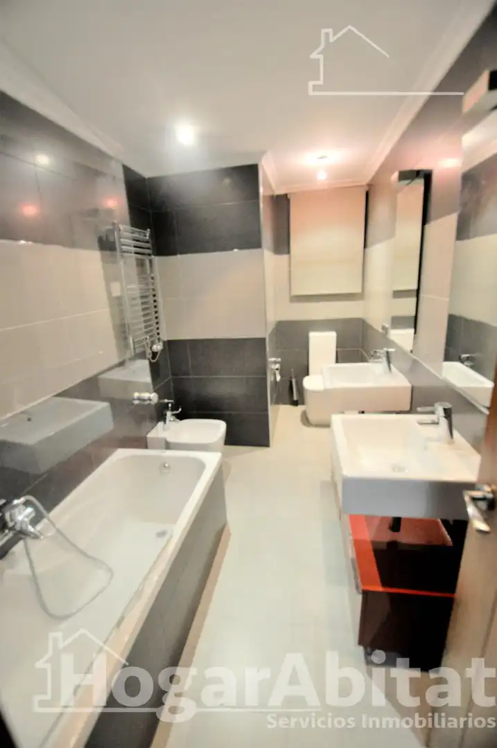 Badezimmer von Wohnung zum Verkauf in Xirivella mit Heizung, Parkett und Möbliert