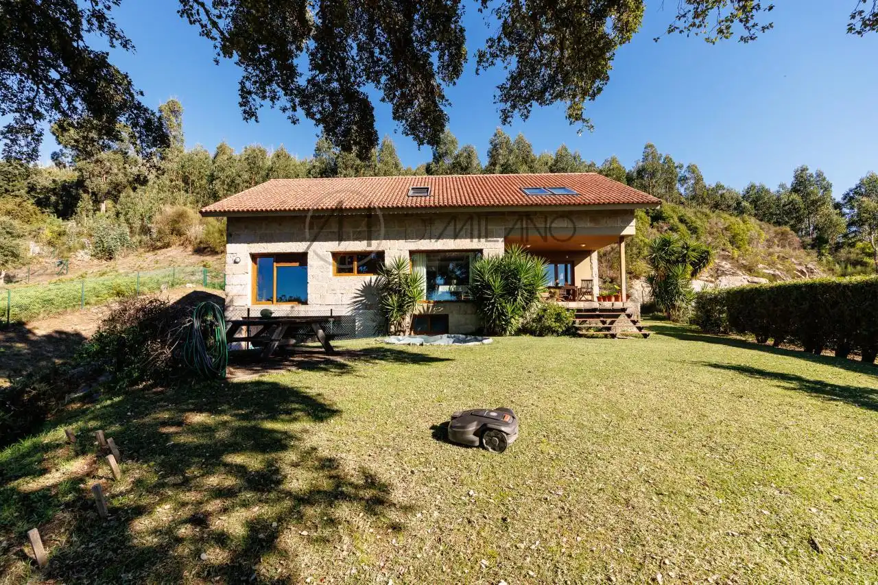 Vista exterior de Casa o xalet en venda en Nigrán amb Calefacció, Jardí privat i Terrassa