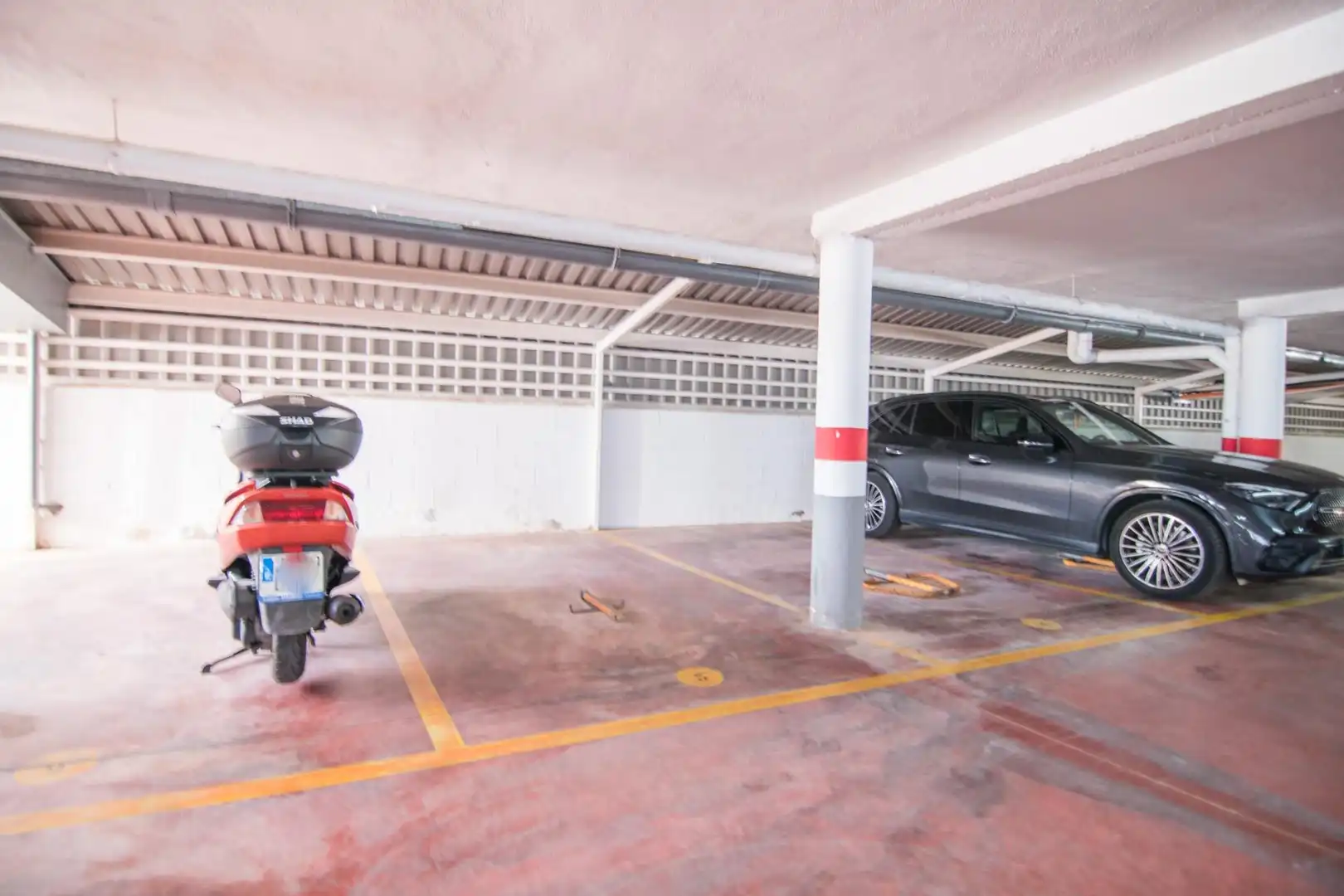 Parkplatz von Wohnungen zum Verkauf in Gandia mit Klimaanlage, Privatgarten und Terrasse