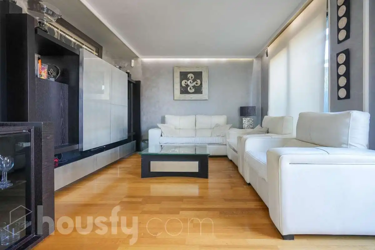 Sala de estar de Ático en venta en Madrid con Terraza, Trastero y Piscina comunitaria