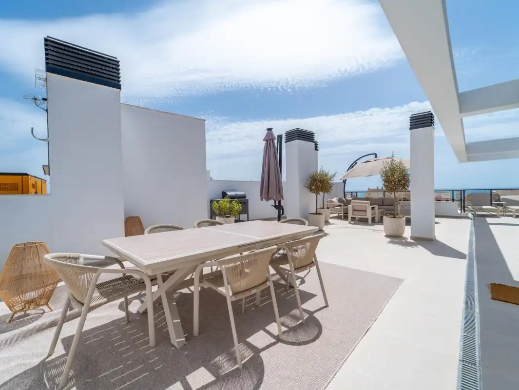Terrasse von Wohnung zum Verkauf in Manilva mit Klimaanlage, Heizung und Privatgarten