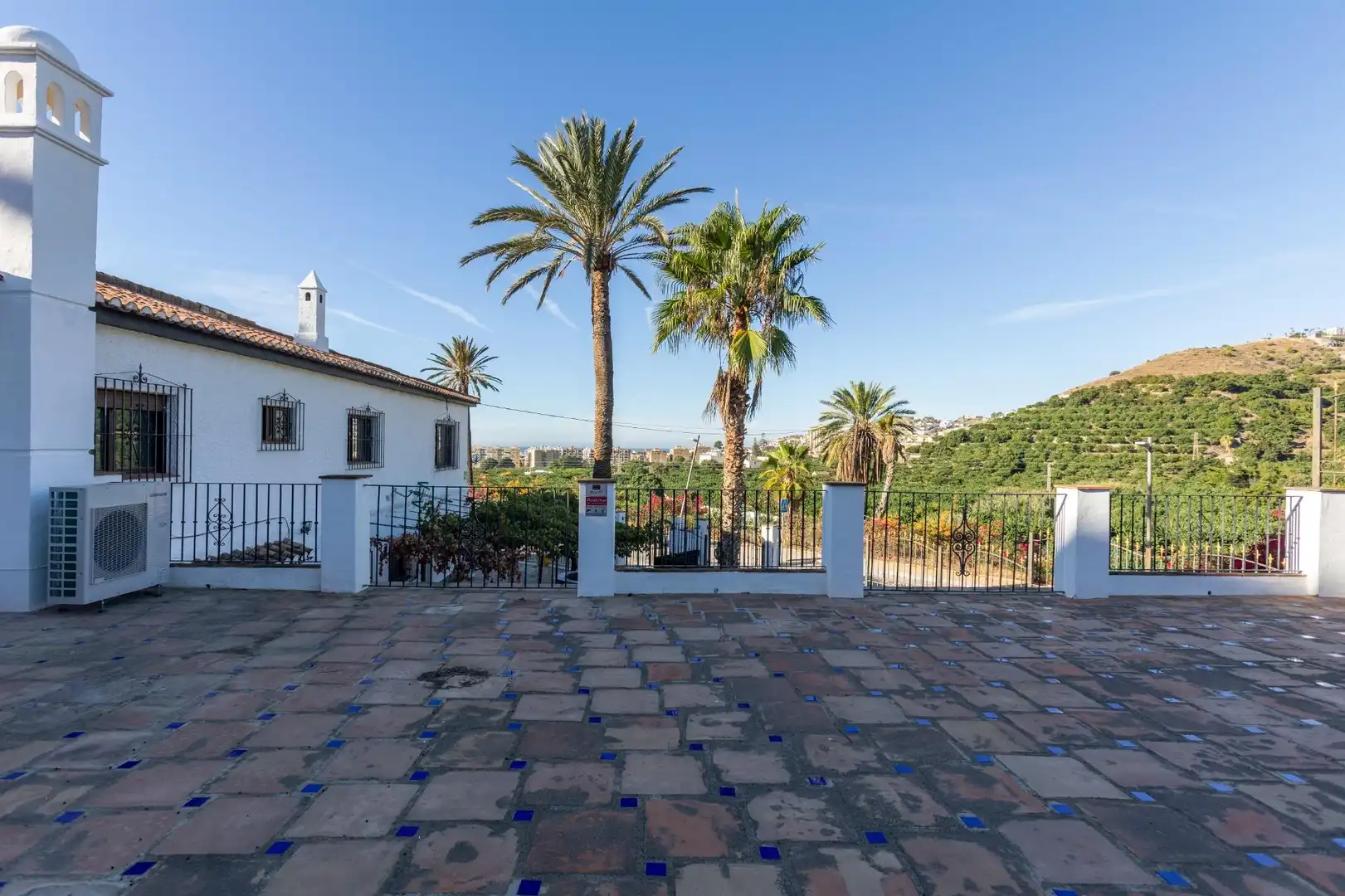 Vista exterior de Casa o xalet en venda en Almuñécar amb Calefacció, Jardí privat i Terrassa
