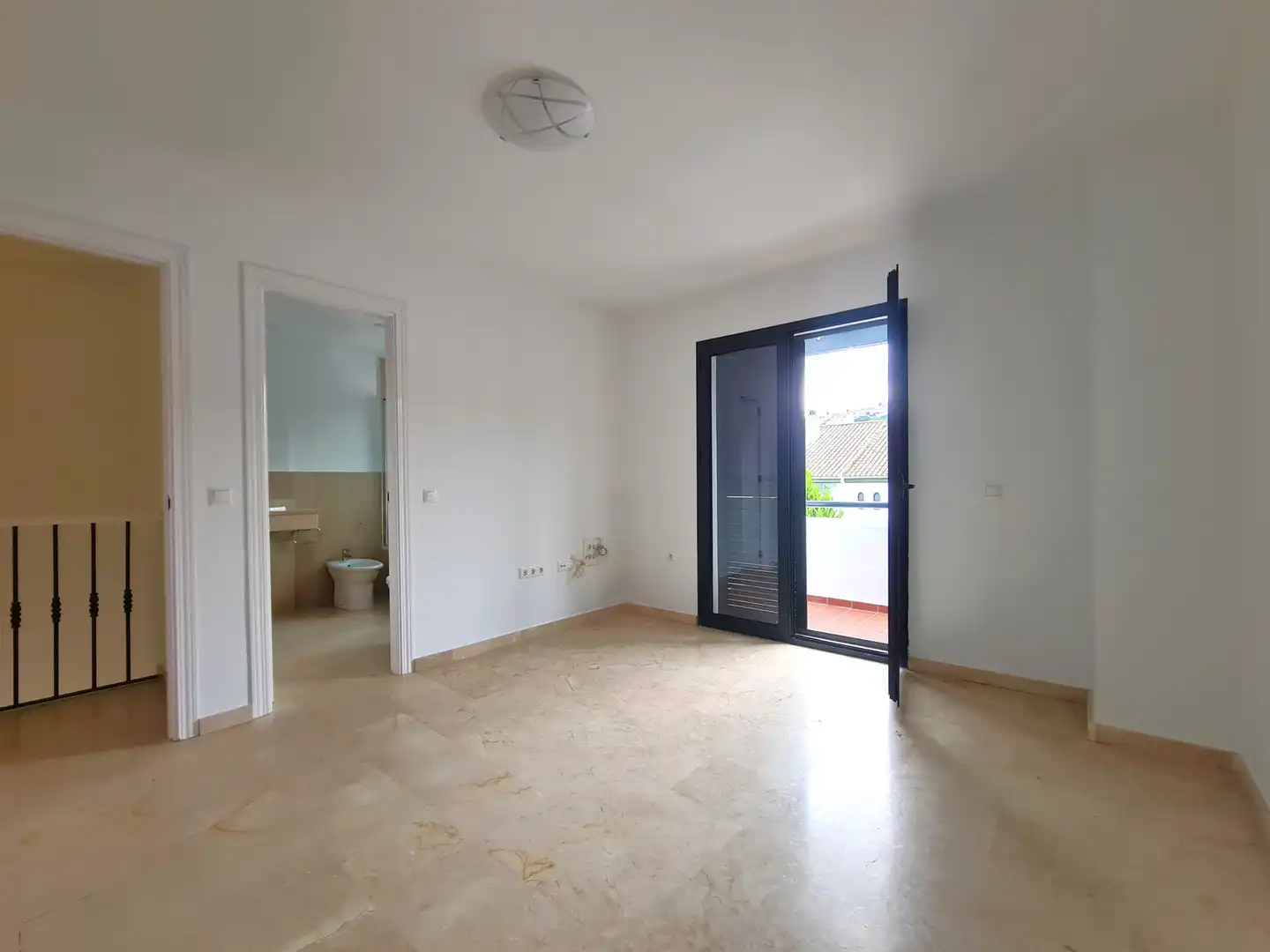 Vista exterior de Casa adosada en venta en Manilva con Terraza, Jacuzzi y Internet