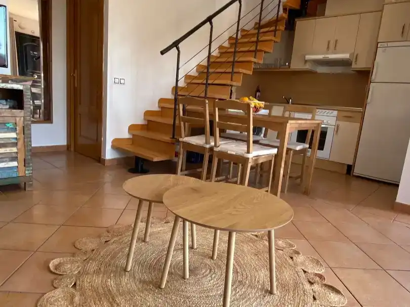 Sala d'estar de Casa adosada de lloguer en La Oliva amb Aire condicionat, Jardí privat i Piscina