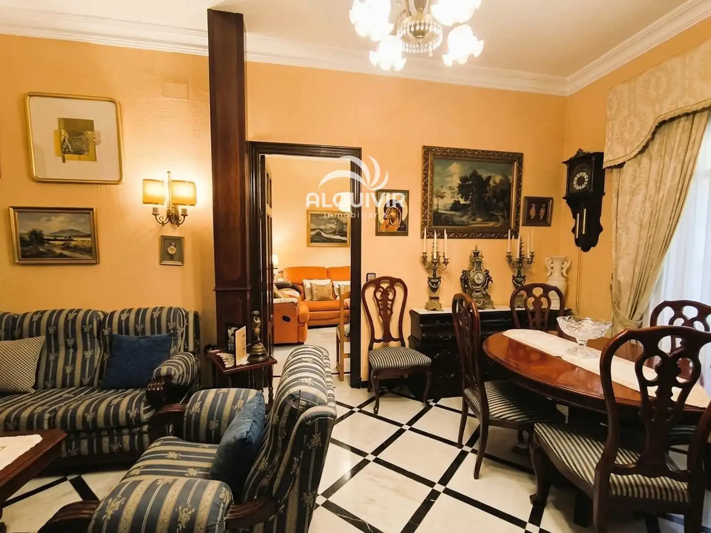 Comedor de Edificio en venta en Sevilla