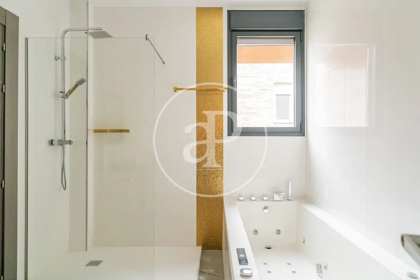 Baño de Casa adosada en venta en Pozuelo de Alarcón con Aire acondicionado, Calefacción y Jardín privado