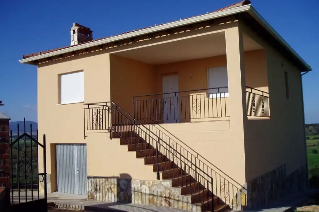 Vista exterior de Casa o chalet en venta en El Casar de Escalona con Aire acondicionado, Calefacción y Jardín privado