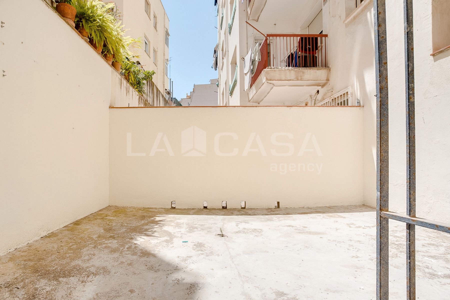 Vista exterior de Local en venda en L'Hospitalet de Llobregat