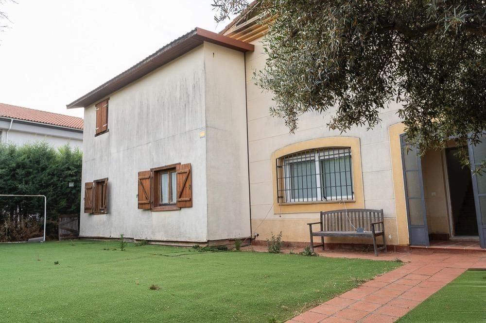 Vista exterior de Casa o xalet en venda en Cáceres Capital amb Jardí privat, Terrassa i Balcó