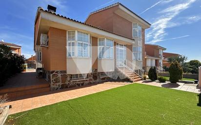 Vista exterior de Casa o xalet en venda en Seseña amb Aire condicionat, Terrassa i Piscina